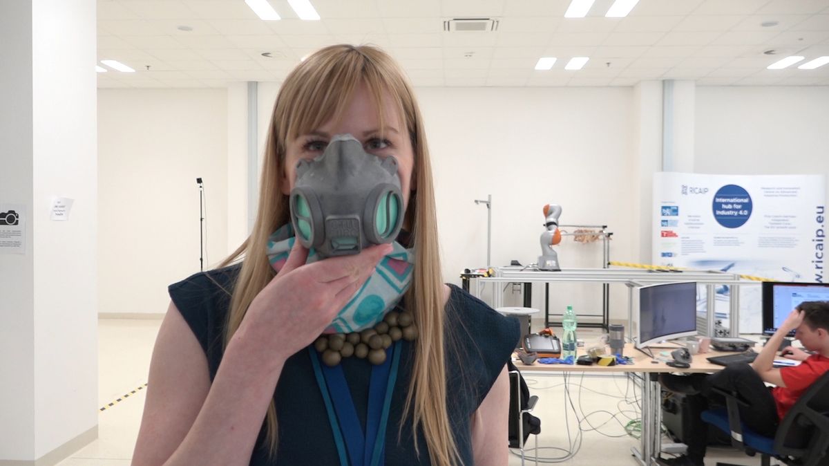 Zdravotníci vyzkoušeli první masky z ČVUT. Přes drobné výhrady si je chválí